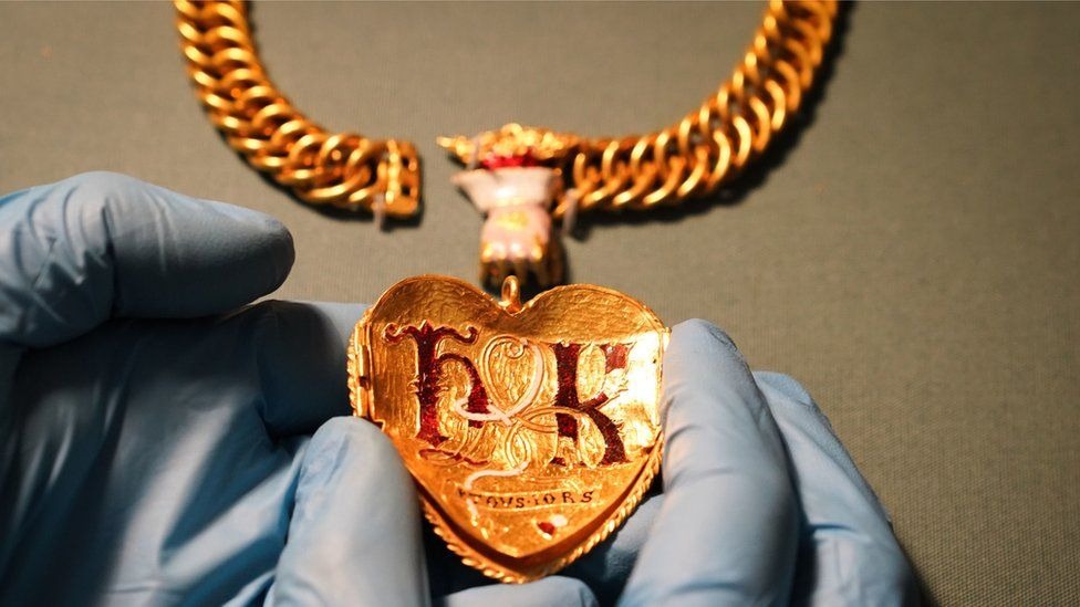 An Amateur Metal Detectorist in the U.K. Has Struck History-Lover’s Gold: A 16th-Century Pendant With Links to King Henry VIII