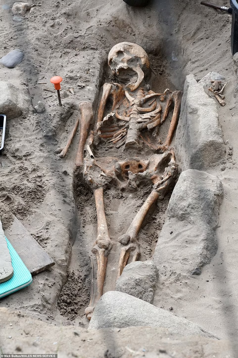 1.500 Year-Old Cemetery And 200 Skeletons Found On a Blue Flag Beach