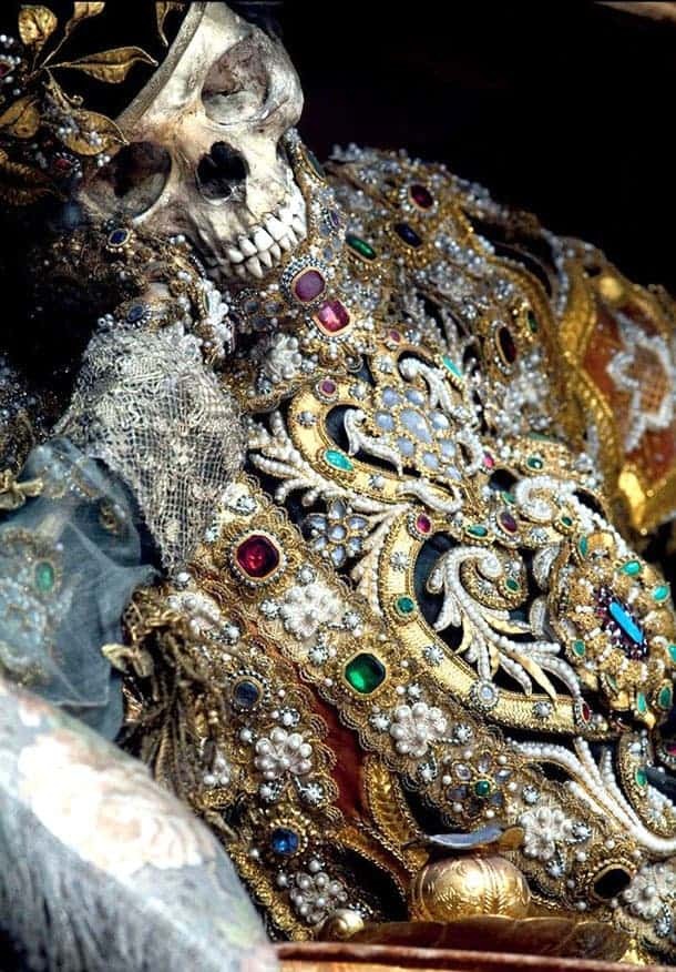 Mystery “Saints in the Catacombs”- Skeletons covered in expensive jewelry discovered in Roman catacombs