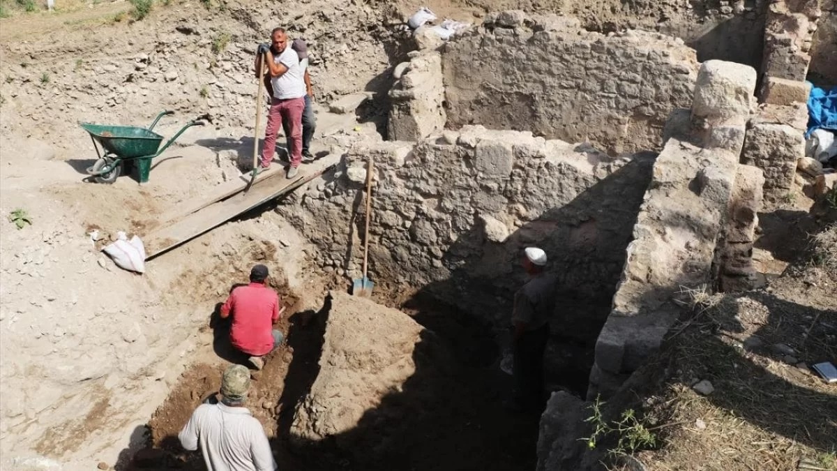 Roman-era chambers and clay offering vessels found in Antiocheia Ancient City, in southern Turkey